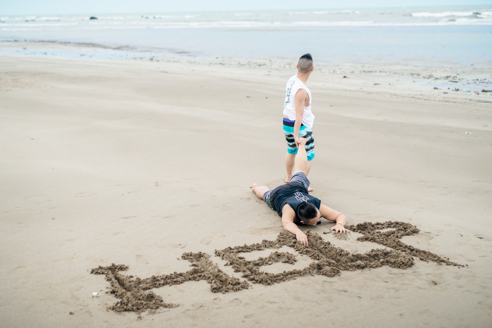 同志婚紗 海蛙攝影 hiwow.studio 情侶寫真 生活風 日常 海邊 淡水26