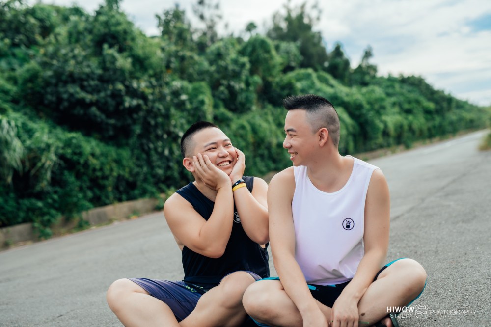 同志婚紗 海蛙攝影 hiwow.studio 情侶寫真 生活風 日常 海邊 淡水
