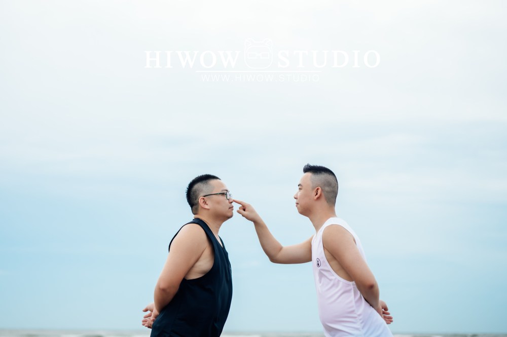 同志婚紗 海蛙攝影 hiwow.studio 情侶寫真 生活風 日常 海邊 淡水
